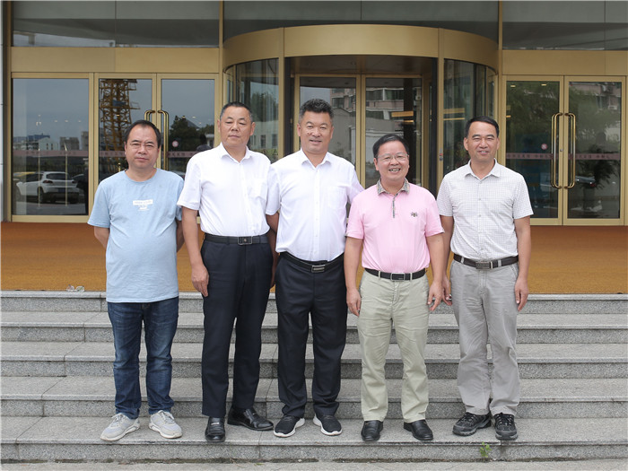 部分專家、教授和公司領(lǐng)導(dǎo)合影_副本.jpg